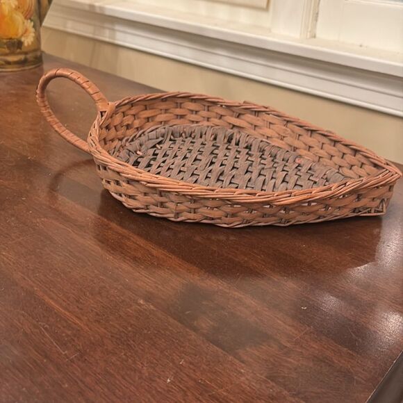 Vintage two tone leaf basket with handle - Picture 1 of 4